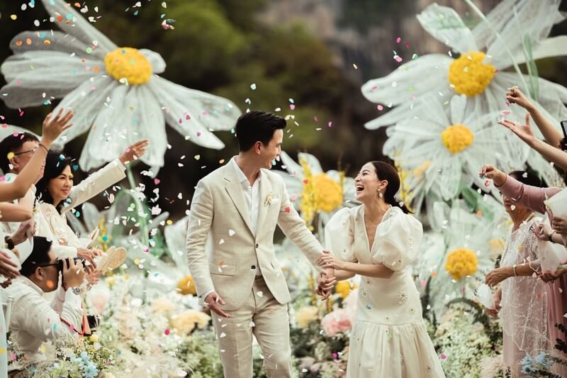 Tổ chức kỷ niệm ngày cưới với gia đình và bạn bè